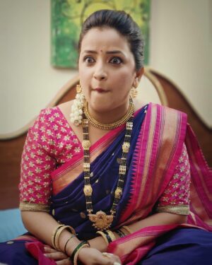 Apurva Nemlekar Instagram - .
One character but two different looks. Past and Present shot on the same day 🤪🤣 that’s the beauty of acting… you can time travel easily 🤪🤣😉
I just love my job ❤️ and I love this complicated lady SAAVNI 💃
,
#premachigoshtonstarpravah @star_pravah 
#apurvanemlekar #saavni💃 #actorslife #passion #shooting #behindthescenes