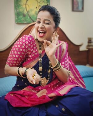 Apurva Nemlekar Instagram - .
One character but two different looks. Past and Present shot on the same day 🤪🤣 that’s the beauty of acting… you can time travel easily 🤪🤣😉
I just love my job ❤️ and I love this complicated lady SAAVNI 💃
,
#premachigoshtonstarpravah @star_pravah 
#apurvanemlekar #saavni💃 #actorslife #passion #shooting #behindthescenes