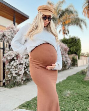 Aqueela Zoll Instagram - Palm trees, jasmine, & a beautiful 8 months of baby ☀️ Dresses are my go to right now. This Maternity Zia Dress from @bumpbiddy is a fav to layer with 🤎