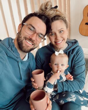 Aqueela Zoll Instagram - Hi! It’s been a minute, and also a wild past 4 months 🫠 Ryan’s been traveling a ton, we found out Sadi has doggy diabetes, and Rozlo just celebrated her first birthday! We’re learning A LOT, trying new things that work for our family, and practicing everything one step at a time. 🤎

Family threads by @kickeepants 🙌🏻