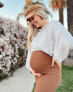 Aqueela Zoll Instagram - Palm trees, jasmine, & a beautiful 8 months of baby ☀️ Dresses are my go to right now. This Maternity Zia Dress from @bumpbiddy is a fav to layer with 🤎
