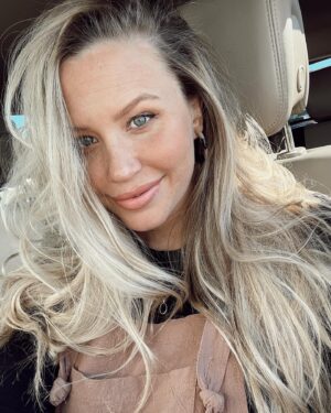 Aqueela Zoll Instagram - When you run one errand at 9am and feel insanely accomplished. And then take a quick 5. 
#7monthspregnant