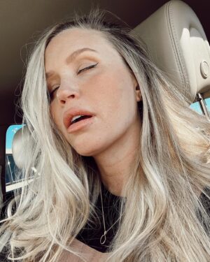 Aqueela Zoll Instagram - When you run one errand at 9am and feel insanely accomplished. And then take a quick 5. 
#7monthspregnant