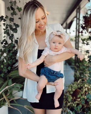 Aqueela Zoll Instagram - This little lady is 5 months old and ready for her first mommy   Rozlo travel day! ✈️ We’re packed, snacked, and ready to go. See you on the other side. 

Blouse by @shoppinkblush AQUEELA25 
Daughter by @sirgunnarson

#mommyandmeoutfit #babytraveler #happyasaclam