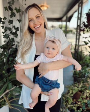 Aqueela Zoll Instagram - This little lady is 5 months old and ready for her first mommy   Rozlo travel day! ✈️ We’re packed, snacked, and ready to go. See you on the other side. 

Blouse by @shoppinkblush AQUEELA25 
Daughter by @sirgunnarson

#mommyandmeoutfit #babytraveler #happyasaclam