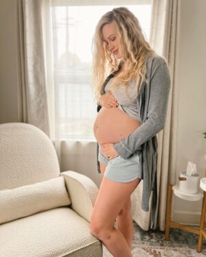 Aqueela Zoll Instagram - Our little one is moving and growing SO MUCH. My body is changing and accomplishing incredible things that absolutely blow my mind. Ryan and Sadi continue to make me laugh and feel seen through it all lol 

#25weekspregnant #2ndtrimester #firsttimemommy