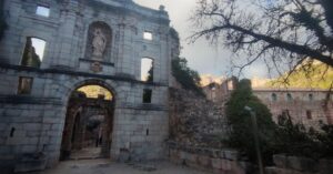 Araceli Segarra Instagram - Ara anem a mirar ermites....ens estem fent grans 😂😂, però veure els espais reconstruits de la cartoixa d'Escaladei, el vídeo time-lapse a lo "barrio sésamo" d'aquest procés i descobrir l'origen del nom del "Priorat" ha tingut la seva gràcia.....i el puesto és espectacular!!!! recomanat...... i que em dieu de les parets del fons, canyella fina!!! 😍
#montsant 
#diadeturisme