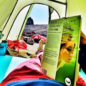 Araceli Segarra Instagram - Lectures trotamunderes, "Cada color d'un riu" i tot allò que podia haver passat si haguéssim escollit diferent, les nostres eleccions al final són les que ho determinen tot. Una intriga recomanable.
...i amb uns disseny de portada d'aquesta editorial molt atractius
#llegintpelspuestos
#books 
#reading 
#readingonplaces
#llibres 
#lectura