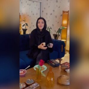 Aram Yousefinia Instagram - معرفی سرم آبرسان و سرم طلا برای جوانسازی و  بستن منافذ پوستی 
با مشاوره دوست عزیزم رعنا 
میرزاخانی
@ranamirzakhani_2030