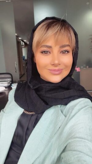 Aram Yousefinia Instagram - برای اولین بار تأثیر طراحی چهره بر کاریزمای فروش 
میخوایید بدونید طراحی گریم و‌میکاپ ما چطور میتونه در فروش ما اثر گذار باشه؟
#آرام_یوسفی_نیا #مدرس_گریم#چهره_شناسی #بازاریابی