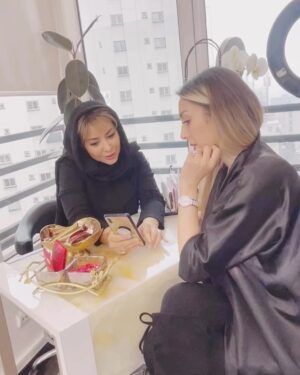 Aram Yousefinia Instagram - در حال مشاوره مدل میکاپ و شنیون عروس با در نظر گرفتن سایقه و خواسته خودشون و تجربیات بنده