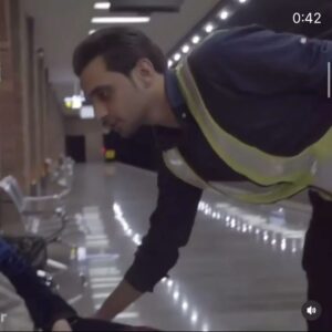 Aram Yousefinia Instagram - کاری از معاونت اجتماعی پلیس ناجا
#هشدارهای_پلیسی #ناجا_رکن_اصلی_امنیت#آرام_یوسفی_نیا #بازیگران_زن 

برای دوستانی که من را دزد ندیده بودن 😂😂😂😂
مراقب باشید در مترو هر عطری را بو نکنید
کارگردان ؛یاسر پارسا