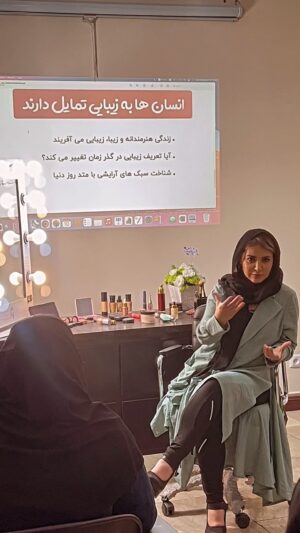 Aram Yousefinia Instagram - بخشی از مقدمه ورک شاپ نیمه خصوصی تأثیر طراحی چهره بر کاریزما و روند فروش در مذاکرات
برگزارکننده سرکار خانم سبحانی مدیریت آکادمی سبحانی 
نماینده رسمی بیمه سامان
و با تشکر میزبانی این آکادمی