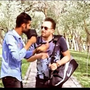Aram Yousefinia Instagram - حواشی شرکت در نمایشگاه بیوتی 

نویسنده و‌کارگردانی محتوا ؛ من 
تصویربردار و تدوین ؛ دانیال حاجی برات 
این محتوا برای ۵ سال گذشته هست و فقط جنبه شوخی  داره
با تشکر از محمد جنتی 
 
#آرام_یوسفی_نیا #هنرمندان_اصفهانی #نمایشگاه_بیوتی
