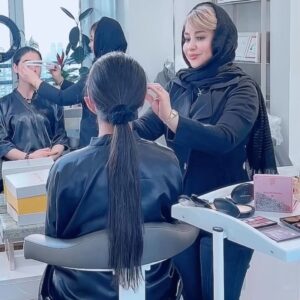 Aram Yousefinia Instagram - سلام دوستان ٫ نکاتی  که برای میکاپ عروس باید دقت کنیم
۱- حتما قبل میکاپ مشاوره انجام بدیم و سبک آرایش را با سبیقه خود مشتری انتخاب کنیم ٫
۲- مستقیم در مقابل آینه کار کنیم و‌عروس همه مراحل گریم را ببینه . 
اگر شما حرفه ای باشید  نگران نظر دادن مشتری دیگه نیستید رفقا.
#آرام_یوسفی_نیا #میکاپ_عروس #آموزش_میکاپ