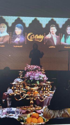 Aram Yousefinia Instagram - سمینار آموزشی در صنعت زیبایی 
برگزار کنندگان آرام یوسفی نیا و فاطمه محمدی 
مدرسان ؛ استاد رضا گلشنی - فاطمه محمدی - اشرف آوانلو و آرام یوسفی نیا
مکان  و تاریخ ؛ هتل آسمان اصفهان  دی ماه 1401
با تشکر اداره فنی و حرفه ای و اتحادیه محترم آرایشگران اصفهان
و با تشکر از مزون لباس عروس هورسان و برند رنگ موی candi