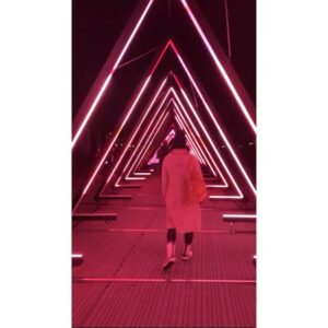 Aras Aydın Instagram - Duruşuna, kararlarına, niyetlerine, vazgeçişlerine, alay edişlerine, seçimlerine, oturuşuna, kalkışına, sağa veya sola dönüşüne, saçını bir yönden bir yöne atışına, ellerine, üzerindeki damarlarına, susuşuna, gülüşüne, okşayışına, öpüşüne, sakinliğine, deli doluluğuna, enerjine, heveslerine, arabadan inişine, araştırmalarına, yardımseverliğine,  balkonda hava alışına, kahvaltı masası kurmana-toplamana, oje sürüşüne-silişine, dertlerine, tasalarına, dostlarına, ailene, sahiplenişine, kedilerine, inadına, eşlik ettiğin şarkılara, triko kazaklarına, şile bezinden gömleklerine, sadeliğine, inancına, hafızana, hijyenine, fark edişlerine, aldırmayışlarına, ilgine, ertelemelerine, tez canlılığına, paylaşımcılığına, etik oluşuna, hassasiyetine, iştahına, ağzının tadına, ayakkabılarına, takılarına, tırnaklarına, dirseklerine, bebek kokuna, sabrına, umut etmelerine, çocuksuluğuna, hayal kırıklıklarına, değişimine, aynı kalışlarına, nezaketine, kana kana soğuk su içişine, uykunun gelmesine, ıslak saçlarına, rutinlerine, gücüne, zayıflığına, okumalarına, dinlemelerine, ekmek katlamalarına, telefonu tutuşuna,  kaygılarına, tutkularına, eşlikçiliğine, üniversite fotoğraflarına, kibarlığına, küfürlerine, dans edişine, avuç içi çizgilerine, balkondan insan uğurlamalarına, rafadan yumurta yapışına, yürürkenki hızına, bahçevana selamına, kasiyerle vedalaşmana, benzinciye teşekkür kornana, esnemelerine, saçlarını toplayışına, yüzüne, özüne, kalbine, anaç tavrına, asaletine, ruhuna, insanlığına, vicdanına aşığım ben. 
İyi ki doğmuşsun güzel Melis’im 
Hayatın boyunca hep böyle kocaman gül, ben de kendime bir deprem çantası hazırlayayım. Seni çok seviyorum. #loveofmylife