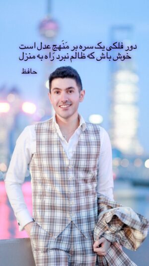 Arash Estilaf Instagram - زنان بی گناه،مردان بی دفاع،ایران تنها,الهی مددی🙏 الهی #امید به ایران برگرده 🫂 

دل نوشت : یه جمله از نیل آرمسترانگ خوندم . همون کسی که روی کره ماه قدم زده بود 🪐
”من آدم احساساتی نیستم . وقتی خونه والدینمو ترک کردم گریه نکردم ، وقتی توی ناسا کار پیدا کردم گریه نکردم و حتی روی کره ماه پا گذاشتم گریه نکردم . اما وقتی از روی ماه به زمین نگاه کردم بغضم گرفت 🥹
با تردید با پرچمی که بنا بود روی ماه نصب کنم بازی میکردم ، از اون فاصله رنگ و نژاد و ملیتی نبود ما بودیم و یه دایره گرد آبی 🌍
با خودم گفتم انسان‌ها برای چه میجنگن ؟ 
شصت دستم را به سمت زمین گرفتم و تموم دارای ام و کره زمین با اون عظمت پشت شصتم پنهان شد و من اشک ریختم … .“
بعد از خوندنش یاد این آیه افتادم « این دنیا درست مانند بازیهای کودکانه فانی و زود گذر است » عنکبوت ۶۴ . 
همانطور که بچه ها با حرص و شور شروع به بازی می کنند اما پس ازساعتی از آن سیر شده و متفرق می شوند و یا همانگونه که کودکان بر سربازی جار وجنجال بپا می کنند، مردم نیز بر سر امور دنیوی با هم می جنگند و ستمگران همچون #سگهای_درنده بر سر مطامع آن نزاع می کنند و همه اینها اموری کوتاه مدت هستند، یعنی فرزندان ، اموال ، همسران ، ریاست و پست و مقام و …عاری از حقیقت هستند و انسان چیزی از منافع مذکور را مالک نمی شود، جز در جایگاه (وهم) و خیال .
#دکتر_آرشی #آرش_استیلاف #نیکا_شاکرمی #آرشی 
#مهسا_امینی #شاه_چراغ #ایران 
#arashi #dr_arashi #arashestilaf #华波波 #iran #love #mahsaamini
