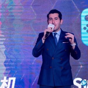 Arash Estilaf Instagram - #华波波 #arashestilaf 🇮🇷🇨🇳 چه نیرویی باعث میشه چینی ها از یک خارجی(ایرانی)دعوت کنن که برای پرسنل شرکتشون بعنوان الگوی موفقیت سخنرانی کنه ؟ 
چرا یک ایرانی رو بعنوان چهره تبلیغاتی شرکت های چینی (با وجود عدم تشابه چهره با جغرافیای خودشون و مارکت) انتخاب میکنن ؟ 
چرا کارمندهای نمونه سال یک شرکت چینی فوکوششونو رو از دست یک ایرانی میگیرن ؟ 
آیا این دستان به جایی وصل هست ؟ 
شک ندارم که (یَدُ اللَّهِ فَوْقَ أَیْدِیهِمْ) دست دیگرم در دست بزرگ‌ترین نیروی عشق جهان یعنی خدا گرفته شده … 🤝
خدایا عمریست دستم را گرفته ای … ول مکن . 
#آرشی #دکتر_آرشی #آرش_استیلاف #بازیگر #مجری 
#arashi #actor #celebrity #china