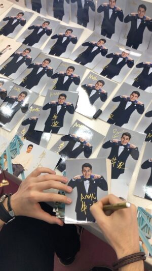 Arash Estilaf Instagram - 🎁For my fans🎁#arashi 
چقدر آرشی 😂 #انگشتای_آرشی 🙈موهام میدم پایین بهتره ؟ یا بالا ؟ هوادارای کره ای پایین بیشتر دوست دارن . 
#华波波的手指 #love #华波波 #아라시