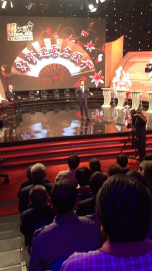 Arash Estilaf Instagram - #arashi multilingual #tvhost #onstage 
میلیون ها دلار هزینه می‌شود تا تو فقر را باور کنی ! یخچال خالی ببینی ، سفره خالی ببینی تا جرات آرزو کردن را از دست بدهی!
نترس ! آرزو کن و تلاش کن ! کلی هزینه می‌کنند تا تو نخندی . بازی را بر هم بزن ! بخند 😁!
من خودم دکترا رسانه و کارگردانی هستم ! میدانم ملیاردها دلار هزینه سریال های غیر واقعی ، اخبار اغراق آمیز و گمراه کننده و سمت و سو دار می‌شود تا «تو قوانین دنیا را اشتباه باور کنی !» 
چون کار رسانه این است «خبر های بد را بازگو کند » و همه رسانه ها نسبت به منافع ماتریکسی خود اخبار را سمت و سو دار منتشر می‌کنند . 
#مجری #بین_المللی #چند_زبانه #آرشی