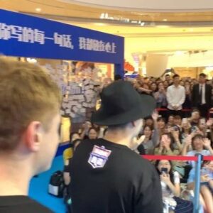 Arash Estilaf Instagram - Lovely Chinese fans 😍 من این صحنه رو وقتی سیزده سالم بود تو خواب میدیدم و مطمئن بودم با این که چینی بلد نیسستم ، ولی یه روز آهنگ هایی میخونم که چینی ها حفظش میکنن!
رویاتو دست کم نگیر ! تو میتونی رفیق!اگر خدا نمیخواست که انجامش بدی اصلا ایدشو  بدلت نمینداخت .

چون تو میخواهی خدا خواهد چنین
می‌دهد حق آرزوی متقین #مولانا 
العبد یدبر والله یقدر ! این بنده من هست که تدبیر و تغییر میکنه  و من بهش تقدیم میکنم 🌠
#دکتر_آرشی #آرش_استیلاف 
#china #fanmeeting