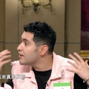 Arash Estilaf Instagram - #informaltalks #presenter #tvshow 
اون آخرش که خودم واسه تشویق خودم کاغذهای شادی بیست تومن ممد میریزم🎊😂.من تو چین یه آهنگ نوشتم و خوندم برای خانم های سن بالای چینی🎵 (“ایی” به چینی عینی خاله) بعد از این آهنگ تو ‌دل بروی خانم های مسن چین شدم 🙈😂. 
جونگو د ایی هاو ایی ایی = خاله های چینی خاله های خوبی هستن 😛
#خنده #آرش_استیلاف #عشق 
#中国的阿姨好阿姨 #华波波 #非正式会谈 #tvhost #arashi #fun #laugh #love