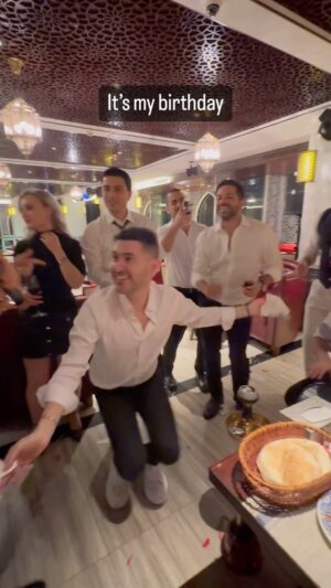 Arash Estilaf Instagram - 8/28 我生日🎂it’s my birthday 🥳 . 
. خرسند از آنچه گذشت ، امیدوار و پر تلاش بر آنچه پیش روست 💜
.
همه چیز در این دنیا عمری داره و تموم میشه ♋️
.
امیدوارم نه خیلی تند و نه خیلی کند مسیر آینده رو همراهتون برم جلو .
 #تعادل شفای بشریت هست . 
#آرشی 
#دکتر_آرشی 
#آرش_استیلاف
#تولد 
#عشق 
#birthday #华波波 #生日 #love #dance #happy