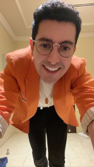 Arash Estilaf Instagram - مثلا اومدم توی یه مهمونی که اصلا خبر نداشتم😂#عبدالله گل بخودی گل نیه ؟😅
حوصلم سر میره با خودم میرقصم😂 #کودک_شاد 
کسی که پیش خودش خوشحال پیش همه خوشحال ، کسی که پیش خودش نگران و شرمنده هست پیش همه نگران و شرمنده هست . چقدر با خودت حال میکنی ؟
#دکتر_آرشی 
آرش_استیلاف #آرشی_الکی_خوشتیلاف #رقص #شادی 
I was so board 😂无聊的时候很爱一个人 #跳舞 💃
#华波波 #dance #arashi #drarashi 
Music by : @masoudsadeghloo
