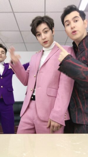 Arash Estilaf Instagram - @bts.bighitofficial 우리 같이 노래한곡 불러요 ?با بی تی اس 
#آرشی #آرش_استیلاف 
#arashi #arashestilaf #华波波