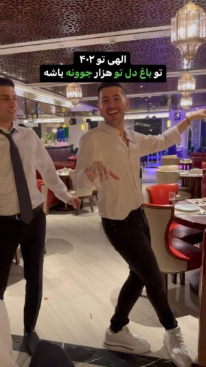 Arash Estilaf Instagram - ‎🥳😂happy nowruz.
آخرش خجالت کشیدم؟
#الهی برقصاندت #خدا به ساز تو جهانت را 💜
عیدمون مباااارررک💃.
.
🍓 :  @arashi_dr 
.
🥥 :  @arashestilaf 

#نوروز #آرشی #آرش_استیلاف #رقص 

music by ： @shohreh 
.
#happy #nowruz #arashi #arashestilaf #drarashi #dance #love #华波波