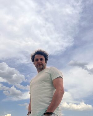 Arash Zellipour Instagram - .
تخیل لزوما وارونه حقیقت نیست ، شاید روی دیگری از اون باشه .. رویی که کمتر قبل از این کسی بهش فکر کرده ..
.
#آرش_ظلی_پور#دلنوشته#آسمان_همیشه_ابری_نیست#عباس_حبیبی#تخیلی_وارونه_حقیقت_نیست