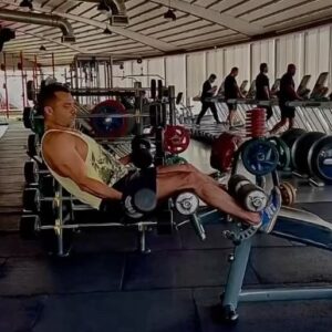 Arash Zellipour Instagram - .
نه تقدیر،
نه قسمت،
نجنگی نمیرسی…💪
.