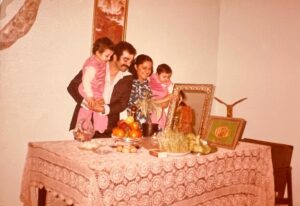 Arash Zellipour Instagram - .

دیروز داشتم از کنار یه خونه ای رد میشدم
از این خونه های دونبش که‌کلی پنجره داره، از هر پنجره ای صدای زندگی میومد ، صدای قهقهه و‌خنده و قاشق چنگال و بچه و‌جیغ و …
یاد سال ها قبل افتادم و خونه مادربزرگم ، سر کوچه هفتمِ خیابون سوم کاشان همون محله باغ شاه ، یه خونه سر نبش حیاط دار ،
عادت داشتیم شب ها یا ظهرهای جمعه همه خانواده دور هم جمع میشدیم ، خاله ها و دایی ها و نوه ها…
وقتی از بیرون خونه و از توی کوچه میخواستی بیای توی خیابون از پنجره اول که پنجره آشپزخونه بود همیشه بوی برنج آبکش شده به راه بود و صدای مامان بزرگ و خاله و مامان که در حال آماده کردن ناهار یا شام بودن ، یه وقتایی اون حصیری که جلوی پنجره بود میزدیم کنار میگفتیم یه لیوان آب بدین یا چمی دونم دوتا دونه سیب زمینی سرخ کرده و کتلت و یه تیکه نون که قبل غذا ناخنک بزنیم…
وقتی میپیچیدی توی خیابون اولین پنجره که اتاق بزرگه بود صدای تلویزیونش همیشه بلند بود و بابا بزرگ و آقایون سن دار تر اونجا بودن‌، یکم جلوتر اتاق بغل حیاط بود و بعدشم خثد حیاط که از درش میرفتیم توو همیشه یکی داشت باغچه رو آب میداد و یکی دوتا از بچه هم روی تخت توی حیاط داشتن بازی می کردن…
زندگی در آجر آجر اون خونه جاری بود
 ***

امروز دیگه از اون دورهمی ها خبری نیست، حداقل توی اکثر شهرهای بزرگ دیگه کمتر خانواده ای اینطوری دور هم جمع میشن … میخوام بگم «اتحاد» و «همدلی» یک سرزمین از توی خونه و خونواده ش شروع میشه ، از وقتی خونواده ها دیگه مثل قبل دور هم نیستن ، توی این سرزمین اون حال خوب قبل جاری نیست
وقتی توی خونه خودت و پشت تک تک اعضای خونواده ت باشی اون وقت میتونی پشت هموطنت  بایستی و دست توی دستش بذاری
 ***

سال جدید رسید بعد از یک سال بی اندازه سخت که بعدها نوه‌ها و نتیجه های ما وقتی در تاریخ به همچین سالی میرسن برای ما حتما خواهند گریست
اما بیایم توی سال جدید کنار خونواده هامون باشیم
دوباره سفره های آخر هفته مون پهن کنیم
کنار خاله و عمه و دایی و عمو و نوه‌ها و البته مامان بزرگ ها و بابابزرگ ها باشیم
دست توی دست هم بذاریم و باهم یکدل بشیم
اگه دوباره از پنجره های خونه ها صدای زندگی جاری بشه دوباره برمیگردیم به روزای خوب مون… 
.
پی نوشت : عکس از نوروز ۱۳۶۱ کنار مامان بابا و احسان