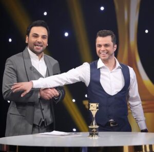 Arash Zellipour Instagram - .
یادش بخیر … ۵،۶ سال پیش همین شبها با برنامه سه ستاره و‌ ویژه سال تحویل مهمون خونه هاتون‌ بودیم و …
احسان جون خسته نباشی
این روزا ۲۴ ساعته کنار مردم خوی هستی و‌ قطعا بهترین و پر مخاطب ترین برنامه سال تحویل امسال هم مال خودته : چه برنامه ای بهتر از اینکه نفس به نفس آدم هایی باشی که سال ها توی همین شبها تماشاگرت بودن و‌الان به کمکت نیاز دارن …
.
#آرش_ظلی_پور#سال_به_سال_دریغ_از_پارسال#احسان_علیخانی#زلزله_خوی#ویژه_برنامه_نوروزی#برنامه_سه_ستاره