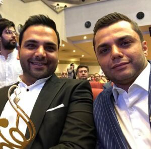 Arash Zellipour Instagram - .

برای همه اونایی که دوسشون دارم و حتی برای اونایی که دوسشون ندارم آرزو میکنم یک نفر شبیه «تو» سر راهشون قرار بده … باهوش،کاربلد و از همه مهمتر «انسان»
تو رفیق واقعی منی…حتی روزهایی که دوریم از هم ، دست رفاقتت روی شونه م سنگینی میکنه …
ازت خیلی چیزها یاد گرفتم و بهترین خاطرات دوران کاری م کنار تو ثبت شد …
…و چقدر اندوهگینم که به هر دلیل امروز  مردم این سرزمین بر خلاف سالهای قبل از حضورت در تلویزیون محروم هستن … بی شک هر وقت باشی حال همه رو خوب میکنی…به امید اون روز 💪

تولدت مبارک احسان🎂❤️
.
پی نوشت : خیلی وقته عکس دوتایی ننداختیم … عکسهای قبلی رو توی همه اسلایدها گذاشتم.. اینجوری گذر عمرمون هم میشه تماشا کرد🥸