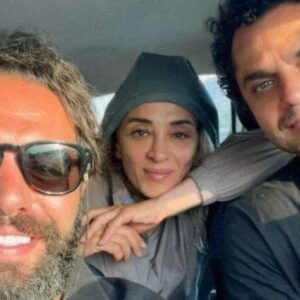 Arash Zellipour Instagram - .

مرداب و شاهینُ دوست داشتم
خیلی بیشتر از چیزی که از روز اول فکرشُ می کردم
راستش وقتی برزو از متفاوت بودن این نقش و چالشی که برای من داشت ، میگفت زیاد دلم صاف نبود
اما چند روزی که از شروع کار گذشت دلم برای «مرداب» رفت …
کار کردن با محمد شایسته که حرفه ای و درجه یکه و توی کار خودش بهترینه
کار کردن با برزو نیک نژاد که برام یه کلاس متفاوت بود
و حظ بردم از لحظه لحظه بازی کردن براش
کار کردن با پانته‌آ پناهی‌ها که به نظرم یه فرشته‌ست و تمام … کنارش یاد گرفتم و یاد گرفتم و یاد گرفتم …
پانته‌آ پناهی‌ها برای هر پروژه‌ای و برای هر بازیگری که کنارش باشه یه نعمته ، ممنونم ازت پانی نازنین…
کار کردن با امیر جعفری و شهرام حقیقت دوست و مهدی هاشمی و الهام اخوان و حامد کمیلی و … که برام پر از تجربه بود
کار کردن با افشین رضایی ،سیامک احمدی ، امیرحسین قدسی، محمد عزت خواه ، میثم مولایی ، رشید دانشمند ،الهام معین ، علیرضا شایسته و ابوالفضل لطفی و گروه‌های نازنین شون برام لذت بخش بود

ممنونم از همه و خوشحالم که کنار گروه مرداب بودم
«شاهین» هیچ وقت از یاد من نمیره و همیشه کنار خودم نگهش میدارم..
.
پی نوشت : این ۱۰ تا عکسی که توی این ۱۰ تا اسلاید گذاشتم گوشه‌ای از خاطرات «مرداب » برای منه ….❤️
