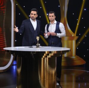 Arash Zellipour Instagram - .

برای همه اونایی که دوسشون دارم و حتی برای اونایی که دوسشون ندارم آرزو میکنم یک نفر شبیه «تو» سر راهشون قرار بده … باهوش،کاربلد و از همه مهمتر «انسان»
تو رفیق واقعی منی…حتی روزهایی که دوریم از هم ، دست رفاقتت روی شونه م سنگینی میکنه …
ازت خیلی چیزها یاد گرفتم و بهترین خاطرات دوران کاری م کنار تو ثبت شد …
…و چقدر اندوهگینم که به هر دلیل امروز  مردم این سرزمین بر خلاف سالهای قبل از حضورت در تلویزیون محروم هستن … بی شک هر وقت باشی حال همه رو خوب میکنی…به امید اون روز 💪

تولدت مبارک احسان🎂❤️
.
پی نوشت : خیلی وقته عکس دوتایی ننداختیم … عکسهای قبلی رو توی همه اسلایدها گذاشتم.. اینجوری گذر عمرمون هم میشه تماشا کرد🥸