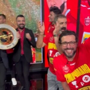 Arash Zellipour Instagram - .
.
تبریک دوباره به هوادارهای پرسپولیس بابت قهرمانی در جام حذفی و سوپر جام .. دم همه بازیکن ها و مربی ها گرم … تیم امسال پرسپولیس یکی از یهترین تیم های چند سال اخیر بود : متحد و رفیق …
خسته نباشید به استقلالی ها که با یک رقابت سفت و سخت فصل پر هیجانی برای فوتبال ایران رقم زدن..
.
پی نوشت : جای همه تون توی این استودیو خالی بود
.
‏@perspolis 
‏@vahidrezaei07 
‏@mohsen_kiaee 
‏@mehdiakhlaghii1 
‏@hamedtehrani7 
‏@behroozrahbarifard20 
‏@mohsen__rabikhah
