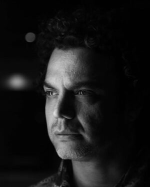 Arash Zellipour Instagram - .

من یه چیزی برام خیلی مهمه و همیشه از اولین برخورد با طرف تقریبا متوجهش میشم:
اینکه یه نفر سر سفره پدر مادرش بزرگ شده باشه
من به این آدم ها میگم « آدم حسابی »
به این آدم ها میشه اعتماد کرد و هر چقدر هم با اون آدم به مشکل بخورید هیچ وقت نقطه امن ارتباط رو از دست نمیدین و مطمئن باشین مشکلتون باهم حل میشه .چرا ؟ چون طرف سر سفره پدر مادرش بزرگ شده!
.
عکس ها از ایمان عامریان 
@imanowf 
.
#آرش_ظلی_پور#سرسفره_پدرمادر#آدم_حسابی#آدمهای_امن#ایمان_عامریان #مجتمع_تجاری_اپال
