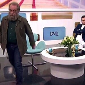 Arash Zellipour Instagram - .

آقای فراستی عزیز
بعد از نزدیک به پنج سال امروز مجاب شدم درباره شما و اون اتفاق بنویسم.
شما مهمونِ برنامه من «من و شما» بودین و برای حضور در برنامه وجهی هم دریافت کردین تا پاسخگوی سؤالات من باشین.اینکه چی شد به یکباره درست دو،سه دقیقه مونده به شروع برنامه اعلام کردین فقط به سؤالاتی که مد نظر خودتون هست جواب میدین و همه چیز رو گردن هادی قندی تهیه کننده برنامه انداختین نمی دونم و حتما درباره لحظه به لحظه اون اتفاق جایی حرفهامو میزنم اما می دونم بالای نود درصد از مخاطب ها ۲۸ دقیقه گفت و گوی من و شما رو ندیدن و فقط به هایلایت های فضای مجازی بسنده کردن.
 قبل از اینکه شبیه خودتون با شما رفتار کنم ۵ بار به من توهین کردین :
به من گفتین خاله زنک ، به من گفتین هیچی نمیفهمی و…
سکوت کردم تا جایی که به من گفتین : بیسواد ..
راستش اون روز به خواست مدیران شبکه عذرخواهی در صفحه م گذاشتم که حتی متن ش رو خودم ننوشته بودم و سکوت کردم…
روزی که ابیات شاهنامه فردوسی رو غلط خوندین خیلی ها گفتن حالا جواب بده و بگو بیسواد کیه .. اما باز زبان به کام گرفتم چون اعتقاد دارم «بهشت و جهنم همین دنیاست و خدا به موقع یقه آدم‌ها رو میگیره »
امروز که این ویدئو از شما در صفحه رسمی تون منتشر شد ناخودآگاه لحظات اون برنامه در ذهنم زنده شد که با غرور نشستین و در حالی که پول حضور در برنامه رو گرفته بودین گفتین من به سؤالات شما جواب نمیدم و سر آخر هم برنامه رو ترک کردین و در نهایت من توبیخ شدم ، برنامه ای با اون همه مخاطب تعطیل شد، من ممنوع الکار شدم و شما سرحال تر از قبل به کارتون ادامه دادین…
خواستم بگم دنیا کوچیکه آقای فراستی ، هم گرده و هم کوچیک.. خدا هم بزرگه به موقع می دونه باید چی کار کنه..

گاف امروز شما و البته در این سالها شبیهش کم‌ نبوده - مثال شاهنامه خونی شما که هیچ وقت از ذهن کسی پاک نمیشه - نشون داد سواد داشتن به فحش دادن به دیگران و کوچیک کردن و تحقیر کردنشون نیست ، من پنج سال صبر کردم تا به بقیه ثابت بشه بیسواد شمایین و با چهارتا فیلم دیدن و فخر فروختن و ادای منتقد خاص درآوردن کسی باسواد لقب نمیگیره …
.
پی نوشت : حتما در اولین فرصت درباره اون برنامه و ریز اتفاقاتی که افتاد و ماجرا به تعطیلی و توبیخ و ممنوع الکاری من رسید حرف میزنم …
.
#آرش_ظلی_پور#بازیگران_مرد#مسعود_فراستی#منتقد_بیسواد#برنامه_من_و_شما#دنیا_کوچیکه#بهشت_و_جهنم_همین_دنیاست