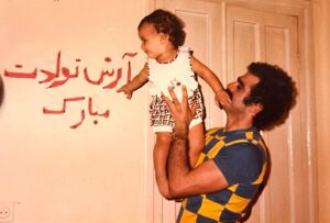 Arash Zellipour Instagram - .

هر سال که میگذره بیشتر میفهمم دنیا چقدر پوچ و بی ارزشه … برای هر آدمی از یه جایی به بعد همه چی تکراری میشه … میشه همون بهار و تابستون و پاییز و زمستون و دوباره هی تکرار و‌تکرار و تکرار …
با خودم فکر می کنم وقتی بچه بودم چقدر آرزو داشتم و حالا هر سال که از روز تولدم رد میشم آرزوهام یکی یکی به بایگانی سال قبلم سنجاق میشن … با خودم قرار گذاشته بودم آدم بزرگی بشم … با خودم قرار گذاشته بودم آدم مفیدی بشم … به وقت نوجوونی لابلای آرزوهام حتما به این فکر می کردم که یه روزی وقتی اسمم میاد آدمها لبخند بزنن و بگن : « پسره آدم حسابیه » بگن : « دمش گرم آدم درستیه » … 
اما نشد که بشه … انگار برای مفید بودن و به درد بخور بودن داره دیر میشه و این منو اذیت میکنه … برای همین هر سال که میگذره و دوباره به روز تولدم میرسم پژمرده تر میشم … غمگین تر میشم … 
بعدش یه صدایی درونم میگه : « پاشو بچه ، خجالت بکش هنوز کلی مونده ، هنوز که ته خط نیست ، تلاش کن میشه اونی که‌میخواهی » 
…و بعد دوباره جون میگیرم و بلند میشم … 
امروز یکی دیگه از اون تولدها بود … راستش از صبح هیچ حسی نداشتم ،نه غمگین بودم و  نه خوشحال ، نمی دونم انگار «سِر» شدم ، انگار از درون یخ زدم … هی گوشامو تیز میکنم که اون صدا رو بشنوم :« هی پسر پاشو خجالت بکش !» ولی هیچ صدایی نیست! هیچ صدایی …

… اما من هنوز منتظرم ، منتظرم تا شاید دوباره اون صدا منو راهی کنه ، دستی به سرم بکشه‌ و بگه : « تولدت مبارک ، پاشو تو باید به آرزوهات برسی»
.
پی نوشت : عکس مال اولین جشن تولد زندگیمه .. جشن تولد یک سالگی و حالا بیشتر از چهل سال ازش گذشته .. روی دستهای پدر که همیشه سایه ش روی سرم باشه🎂❤️