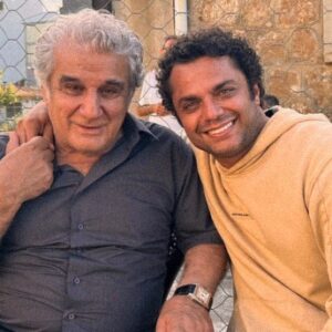 Arash Zellipour Instagram - .

مرداب و شاهینُ دوست داشتم
خیلی بیشتر از چیزی که از روز اول فکرشُ می کردم
راستش وقتی برزو از متفاوت بودن این نقش و چالشی که برای من داشت ، میگفت زیاد دلم صاف نبود
اما چند روزی که از شروع کار گذشت دلم برای «مرداب» رفت …
کار کردن با محمد شایسته که حرفه ای و درجه یکه و توی کار خودش بهترینه
کار کردن با برزو نیک نژاد که برام یه کلاس متفاوت بود
و حظ بردم از لحظه لحظه بازی کردن براش
کار کردن با پانته‌آ پناهی‌ها که به نظرم یه فرشته‌ست و تمام … کنارش یاد گرفتم و یاد گرفتم و یاد گرفتم …
پانته‌آ پناهی‌ها برای هر پروژه‌ای و برای هر بازیگری که کنارش باشه یه نعمته ، ممنونم ازت پانی نازنین…
کار کردن با امیر جعفری و شهرام حقیقت دوست و مهدی هاشمی و الهام اخوان و حامد کمیلی و … که برام پر از تجربه بود
کار کردن با افشین رضایی ،سیامک احمدی ، امیرحسین قدسی، محمد عزت خواه ، میثم مولایی ، رشید دانشمند ،الهام معین ، علیرضا شایسته و ابوالفضل لطفی و گروه‌های نازنین شون برام لذت بخش بود

ممنونم از همه و خوشحالم که کنار گروه مرداب بودم
«شاهین» هیچ وقت از یاد من نمیره و همیشه کنار خودم نگهش میدارم..
.
پی نوشت : این ۱۰ تا عکسی که توی این ۱۰ تا اسلاید گذاشتم گوشه‌ای از خاطرات «مرداب » برای منه ….❤️