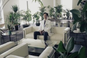 Arata Iura Instagram - _
コーイチの部屋にある植物たちは
買ってきて飾ってるものではないんです
捨てられてたり病気だったり
誰かがいらなくなったものを引き取って
治しながら育てている保護植物たち
いつのまにかこんなにたくさん
また新しい仲間が増えていることは
麻衣くんはまだ気づいていない
🤫

【アンメット】第7話
今夜10時から放送です

#アンメット