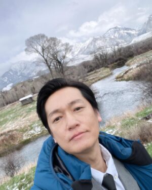 Arata Iura Instagram - _
㊗️本日公開初日㊗️
マーク・マリオット監督作品
【東京カウボーイ】

モンタナの大自然に目も心も癒されて
心温まるストーリーにポジティブな気持ちになって
心地好い優しい輪が映画館からひろがったら幸いです
たくさんの方々に届きますように

写真はモンタナでの撮影初日
朝から大雪で撮影するかしないか決めてる待ち時間
これから始まる未体験ゾーンに
少しの不安と大きな胸の高鳴りで
感情よくわからなくなってる顔😂
初日なのでさらしておきます

@tokyocowboy.2024 
@tokyocowboyfilm 
#東京カウボーイ