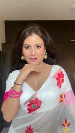 Archana Gupta Instagram - Step into summer with the elegance of a Jamdani saree. Perfect for small gatherings, this exquisite Indian weave offers comfort and style in one. 🌸✨ 

Saree @silkland.in 
From @myntra 

Foundation: @elizabetharden 
Blush : @maccosmeticsindia 
Lipstick: @maccosmeticsindia 
.
.
.
Saree, Style, cottonsaree, must have, under budget, myntra,
.

#archanastyle #grwm #trendingreels #myntrafinds #saree  #jamdanisaree #indianweaves #reelsindia #myntra #musthave #handloom #summersarees #sareeblouse #myntrafashion #archanastyle #myntrashopping #onlineshopping #myntrahaul #fashionstyle #ootdfashion #instadaily #summeroutfit #ootdfashion #timelesselegance
