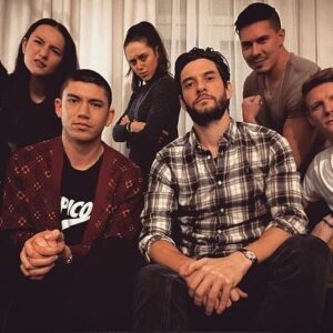 Archie Renaux Instagram - I love these people and I love this show. Feels good to be back 😁
