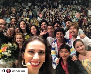 Arda Kalaycı Instagram - #Repost @ezosunal with @get_repost
・・・
Girne Amfi Tiyatro'da 3.500 kişiyle güldük eğlendik bu akşam. Güzel organizasyon için teşekkür ederiz. #güldüygüldüyshow #girnehatırası