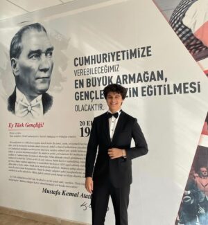 Arda Kalaycı Instagram - Bize armağan ettiğin bu güzel Cumhuriyet’te, senin aydınlık fikirlerinin ardından sonsuza kadar yürüyeceğim. Ruhumda, düşüncelerimde ilelebet yaşayacaksın. 29 Ekim Cumhuriyet Bayramımız kutlu olsun🤍