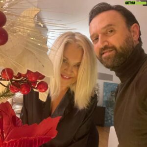 Argyris Angelou Instagram - Λίγο που λείπω συνέχεια με την περιοδεία εγώ, λιγο που πνίγεται με τα γυρίσματα εκείνη , σήμερα δεν πήγαινε άλλο! Κάτι τέτοιες ώρες τα λέμε εμείς...
@roulakoromila ❤️
#christmas #christmasmood #friends #onlylove